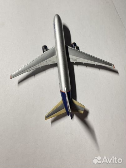 Модель самолета boing 767 herpa