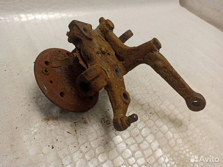 Кулак передний правый