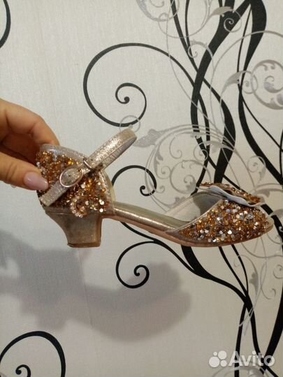 Очень красивые праздничные туфли 34-35