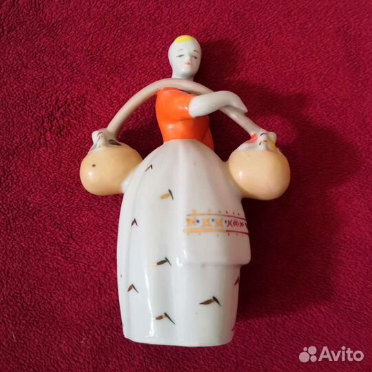 Девушка с коромыслом