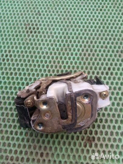 Замок двери задний правый Mitsubishi Lancer 9 4G18