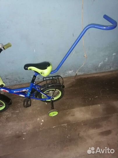 Детский велосипед с ручкой