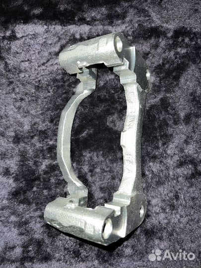 Скоба переднего суппорта правая Паджеро 3 4