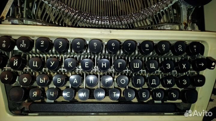 Пишущая машина 1988 года