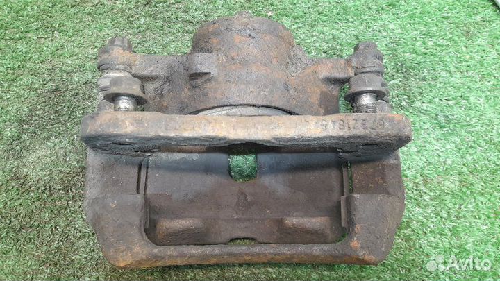 Суппорт передний правый Honda Accord 5 англия 2.0