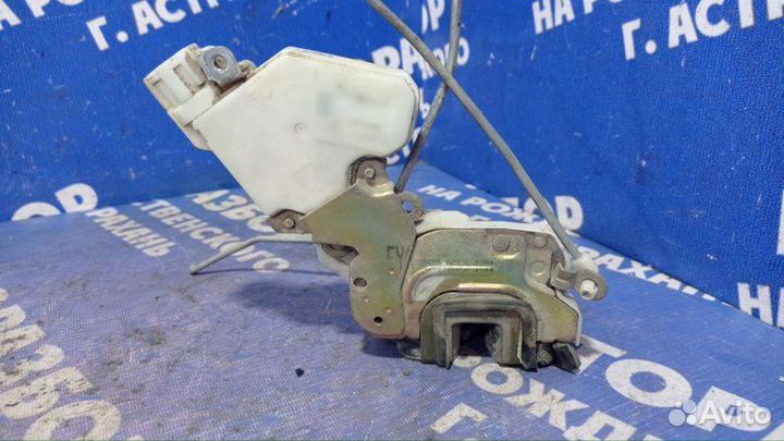 Передний правый замок двери Nissan Primera P10