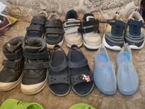 Детская обувь для мальчика разная