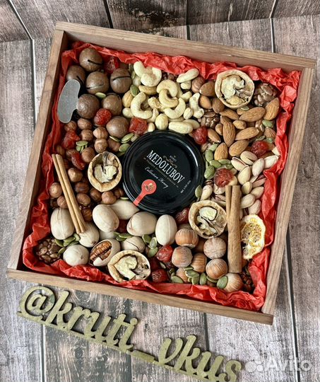 Подарочные боксы и ящики