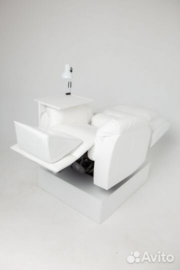 Реклайнер в белом цвете