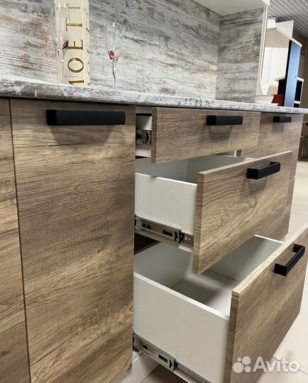 Кухонный гарнитур (цена за всю кухню)