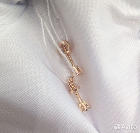 Золотые серьги с камнем