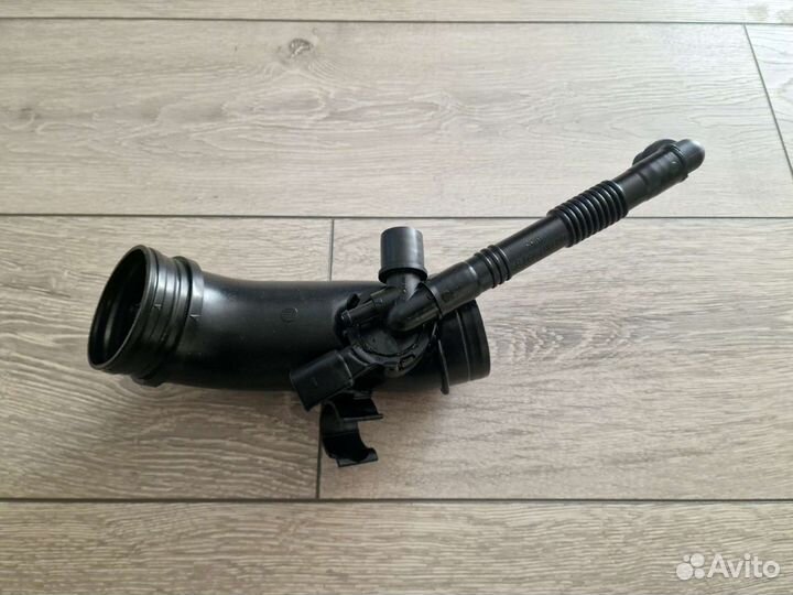 Патрубок воздуховода Audi, VW, Skoda 06B133354