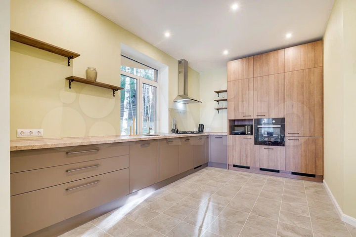 Дом 263,8 м² на участке 18 сот.