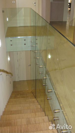 Стеклянное ограждение лестниц