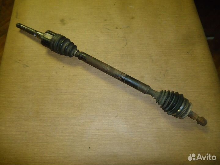 Привод правый Chrysler Voyager 3 (96-01 МКПП 2.4)