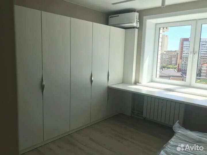 Письменный стол у окна