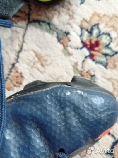 Футбольные бутсы, футбольные перчатки, и щитки