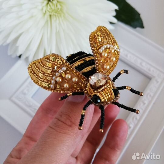 Брошь пчела из бисера