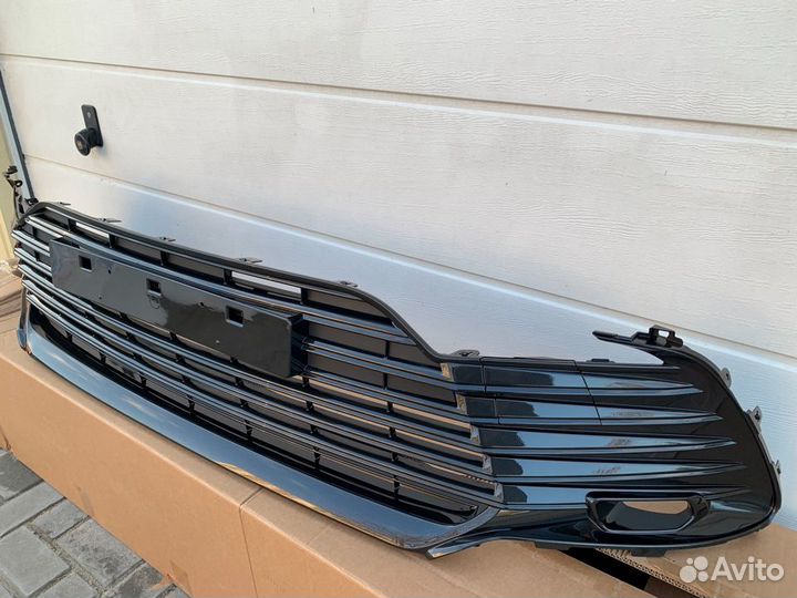Решетка переднего бампера Toyota Camry V70 V75