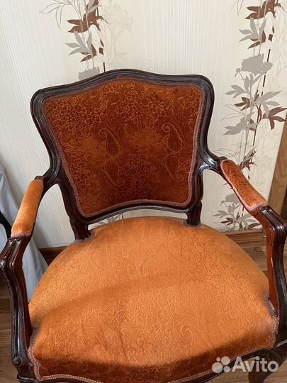 Пара старинных кресел