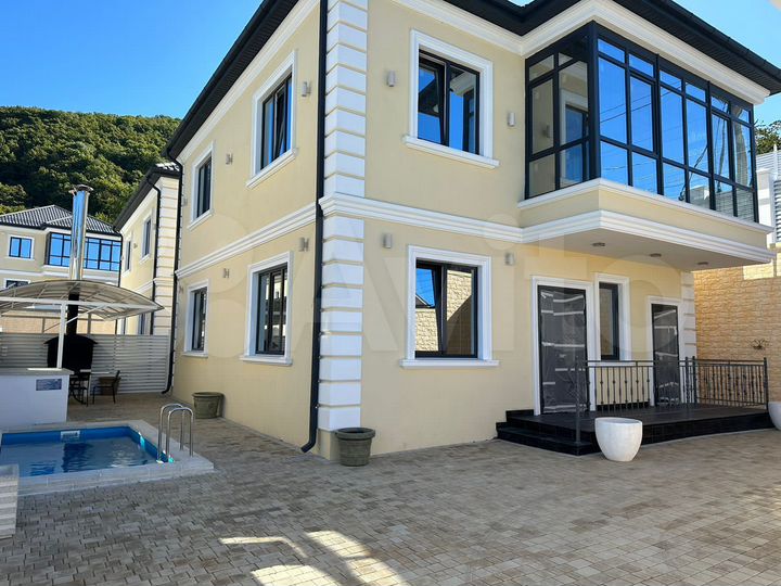 Дом 179 м² на участке 4 сот.