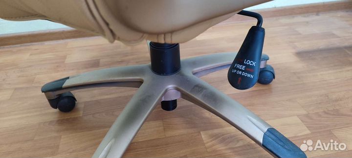 Офисное кресло