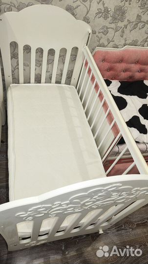 Детская кроватка с маятником и матрасом