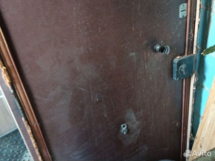 Дверь (эльбор) прочная металическая