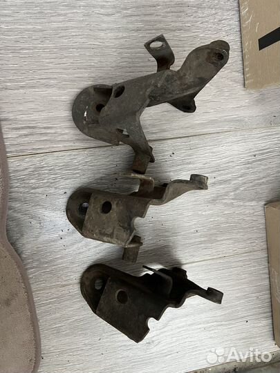 Кроштейн двигателя передний гольф 3 передний