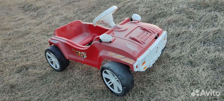 Педальная машинка