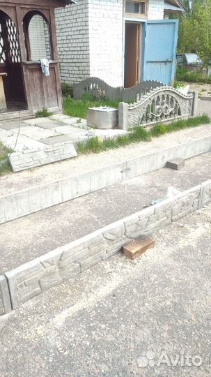 Забор бетонный, грядки