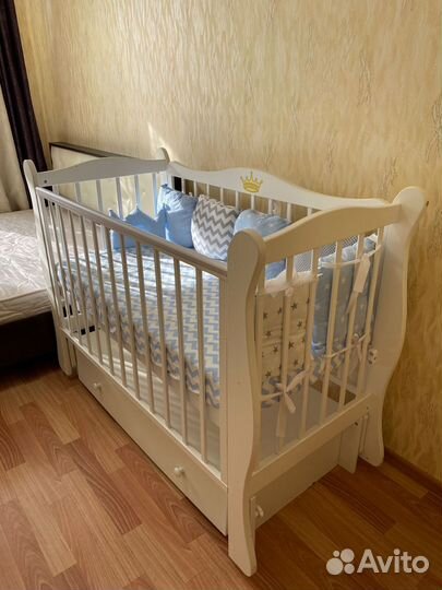 Детская кроватка с продольным маятником