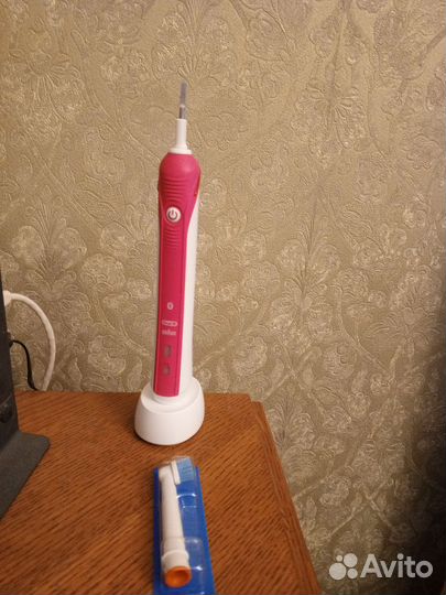 Электрическая зубная щетка Oral-B Smart 4