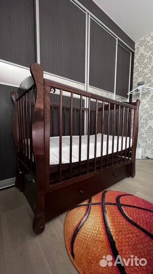 Детская кроватка с продольным маятником