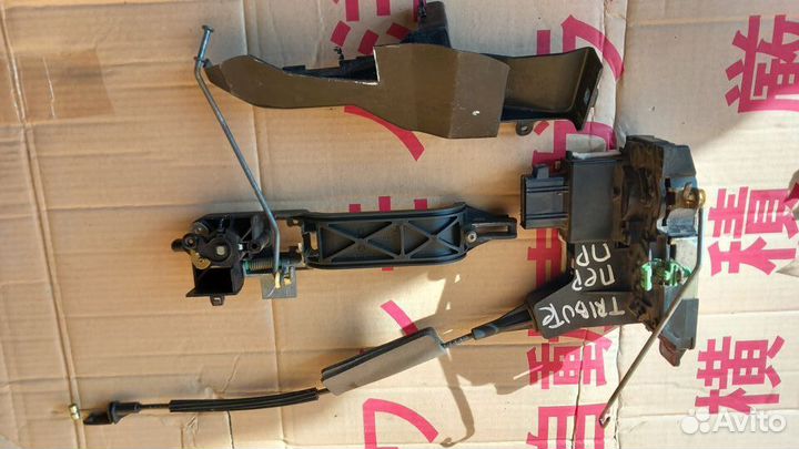 Праворульный Tribute замок передней правой двери