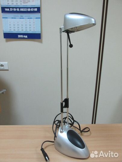 Продаю настольный светильник с галогеновой лампой