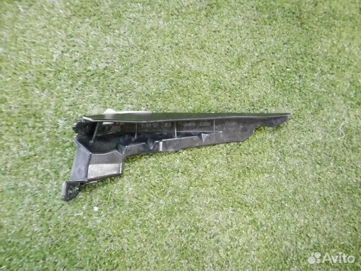 Кронштейн накладки крышки багажника правый Lexus R