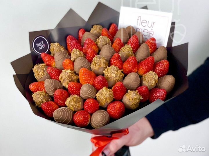 Стильные букеты из клубники в шоколаде