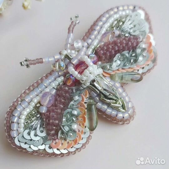 Мотыльки из бисера на булавке