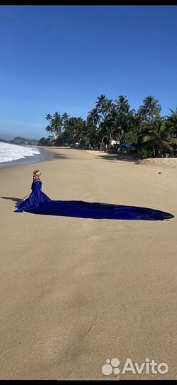 Платье с длинным шлейфом