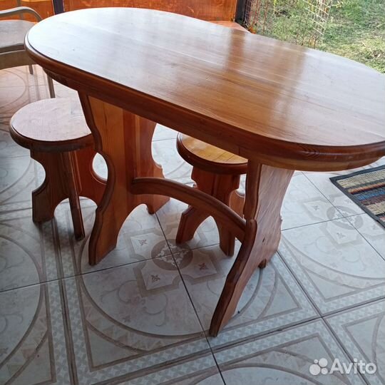 Стол с табуретками