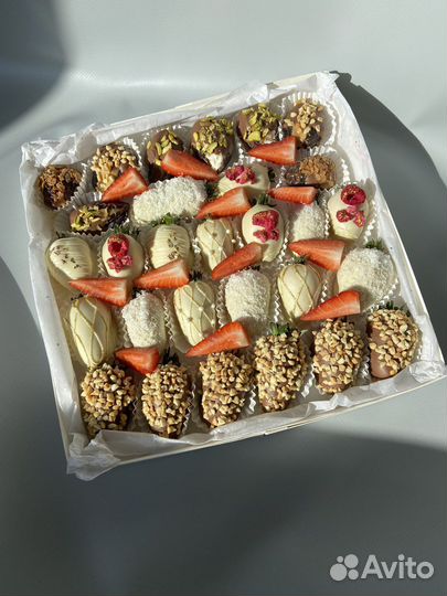 Клубника,банан,финики в бельгийском шоколаде