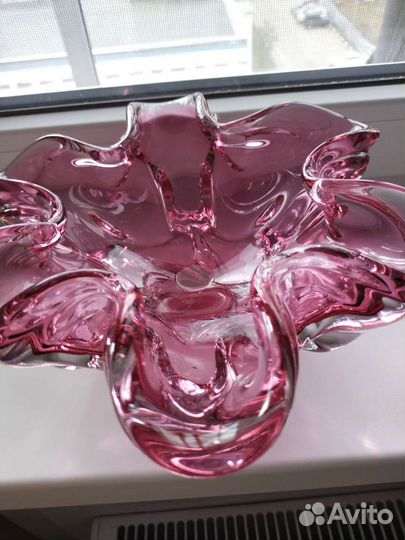 Ваза из цветного гнутого стекла