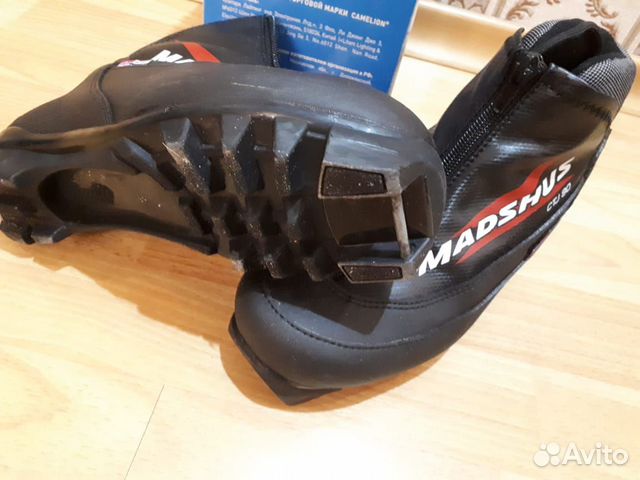 Лыжные ботинки мужские и женские. Лыжи