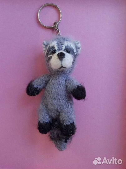 Брелок вязаный енот