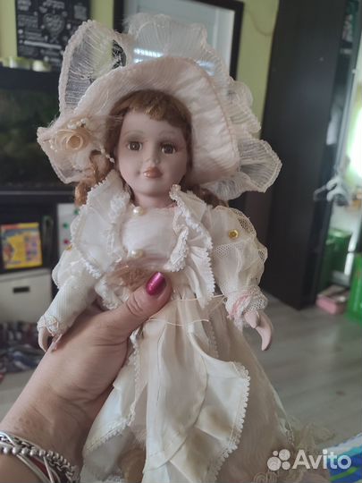 Кукла фарфоровая
