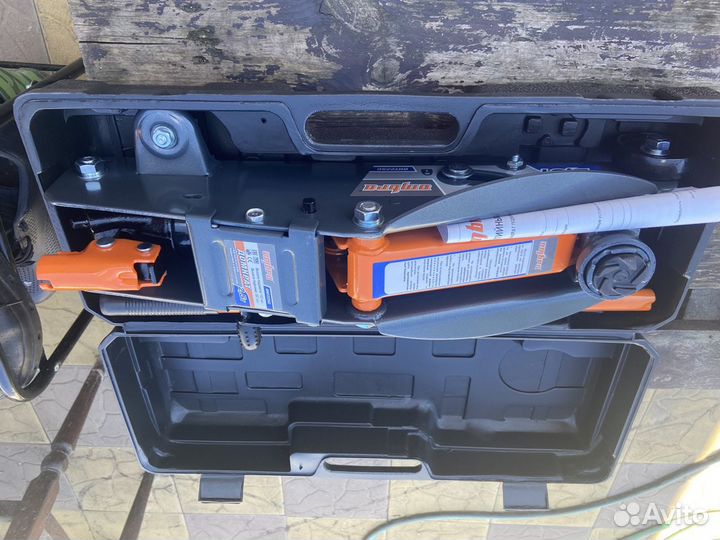 Домкрат подкатной 2,5 тонны