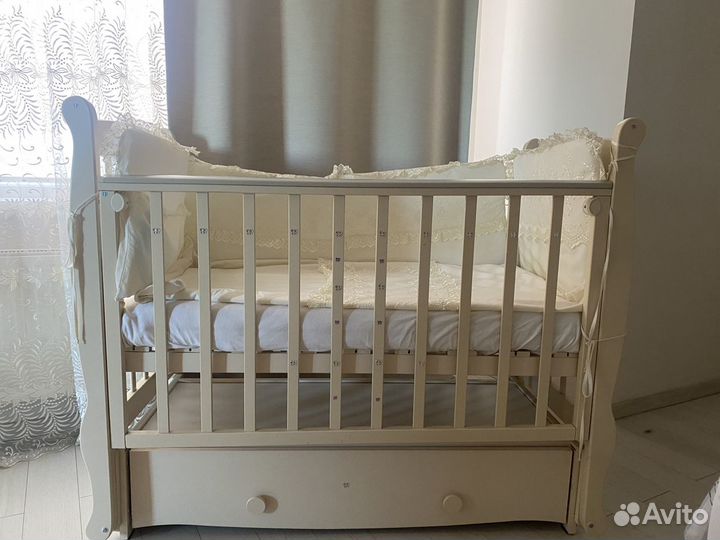 Детская кроватка с маятником (можга)