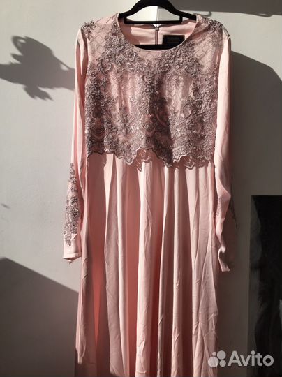 Платье с гипюром