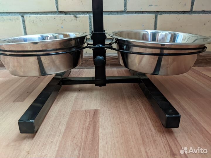 Стойка с мисками для кормления животных